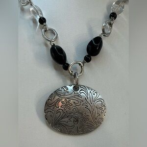 SILVERTONE BLACK BEAD FLORAL ETCHED ROUND LARGE PENDANT NECKLACE